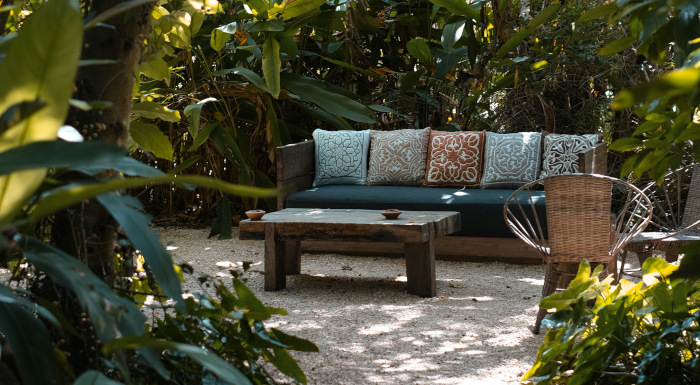 Salon de jardin avec canapé et coussin