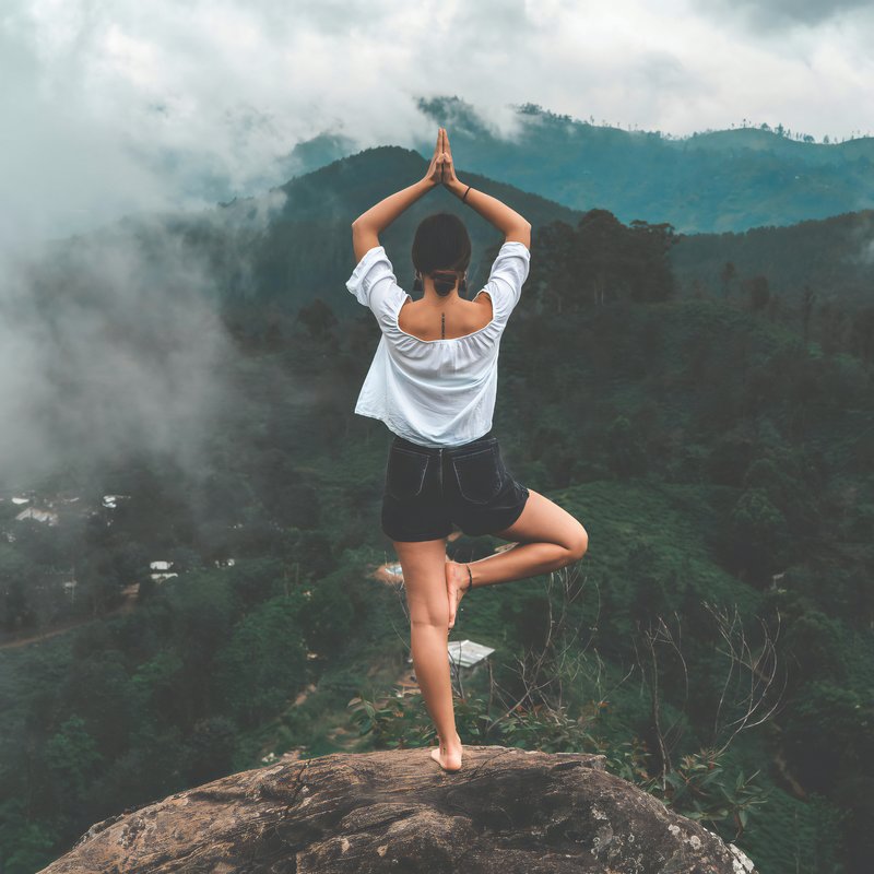 Femme faisant du yoga