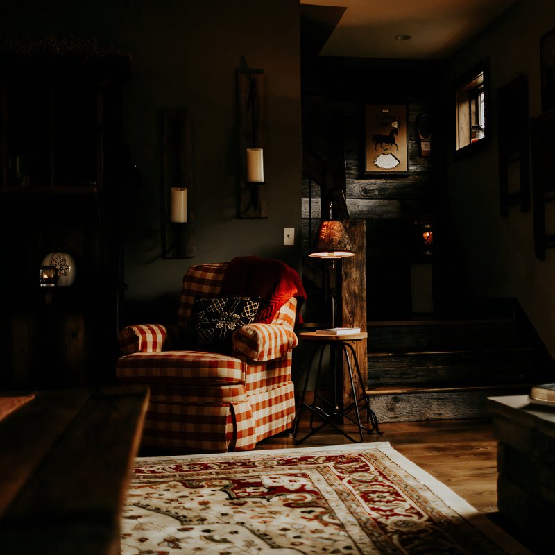 Tapis vintage dans un salon sombre avec une décoration vintage