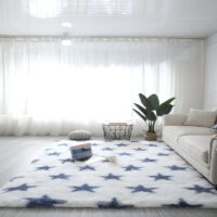 Tapis 160x230 blanc avec des étoiles bleues STALARIS
