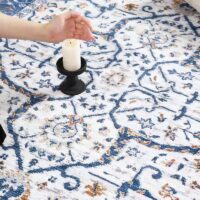 Donnez du caractère à votre intérieur avec le tapis vintage et rétro FADA. Ses motifs géométriques aux couleurs chaleureuses (rouge, ocre, bleu et vert) apportent une touche authentique et originale à votre espace. Inspiré des designs rétro, ce tapis s’intègre parfaitement dans une décoration bohème, industrielle ou contemporaine. Conçu avec des matériaux de qualité, il offre une résistance optimale tout en restant doux sous vos pieds. Idéal pour un salon, une salle à manger ou une entrée, il transforme chaque pièce en un espace accueillant et stylé.