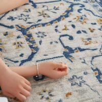Donnez du caractère à votre intérieur avec le tapis vintage et rétro FADA. Ses motifs géométriques aux couleurs chaleureuses (rouge, ocre, bleu et vert) apportent une touche authentique et originale à votre espace. Inspiré des designs rétro, ce tapis s’intègre parfaitement dans une décoration bohème, industrielle ou contemporaine. Conçu avec des matériaux de qualité, il offre une résistance optimale tout en restant doux sous vos pieds. Idéal pour un salon, une salle à manger ou une entrée, il transforme chaque pièce en un espace accueillant et stylé.