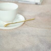 Grand tapis rond design beige et tons bleutés MONANGA