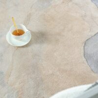 Grand tapis rond design beige et tons bleutés MONANGA