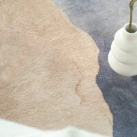 Grand tapis rond design beige et tons bleutés MONANGA