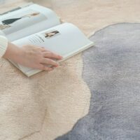 Grand tapis rond design beige et tons bleutés MONANGA