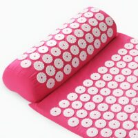 Tapis acupression rose et coussin avec fleurs blanches pour méditation