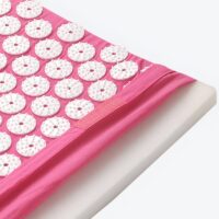 Tapis acupression rose et coussin avec fleurs blanches pour méditation