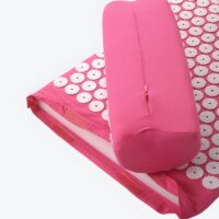 Tapis acupression rose et coussin avec fleurs blanches pour méditation