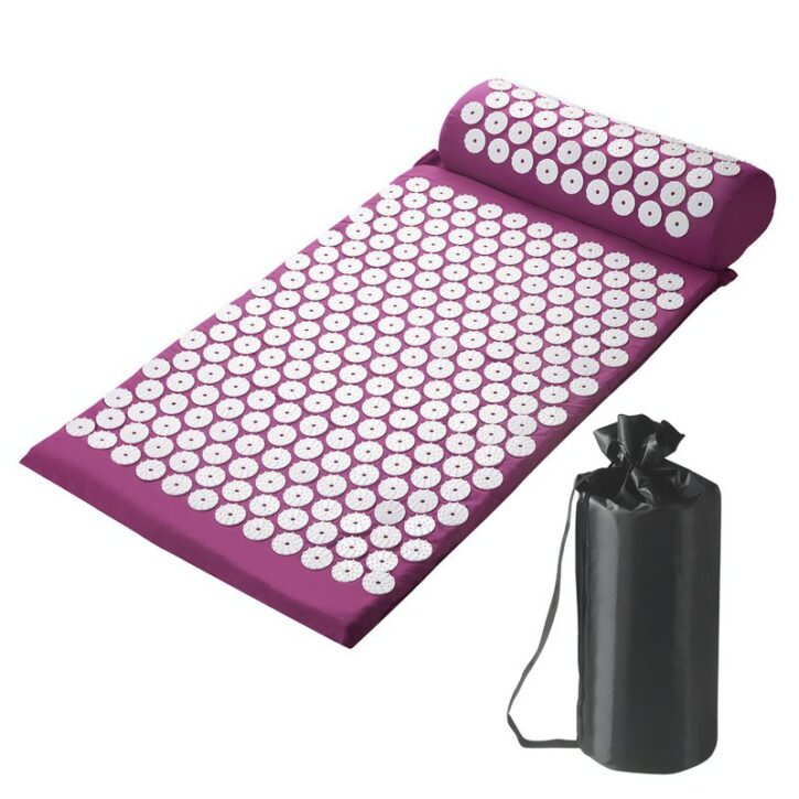 Tapis acupression violet et coussin avec fleurs blanches pour méditation