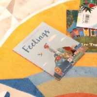 Tapis bébé coloré maisons abstraites avec soleil ou lune BERBEA