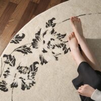 Tapis beige rond motif feuillage poils courts CAMILLE