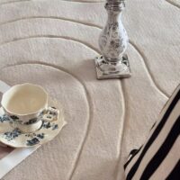 Tapis berbère beige motifs lignes abstraites dessiné à la main PUXU