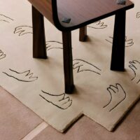 Tapis berbère beige style ethnique traditionnel avec motifs mains abstraites ARTO DESIGN