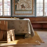 Tapis berbère beige style ethnique traditionnel avec motifs mains abstraites ARTO DESIGN