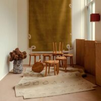 Tapis berbère beige style ethnique traditionnel avec motifs mains abstraites ARTO DESIGN