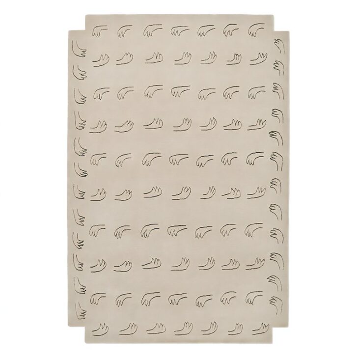 Tapis berbère beige style ethnique traditionnel avec motifs mains abstraites ARTO DESIGN