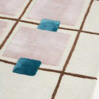 Tapis berbère rose et beige avec touche de bleu carrés colorés PUXU
