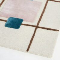 Tapis berbère rose et beige avec touche de bleu carrés colorés PUXU
