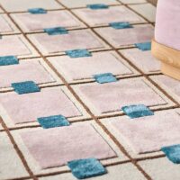 Tapis berbère rose et beige avec touche de bleu carrés colorés PUXU