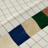 Tapis blanc cassé à carreaux avec carreaux de couleurs XAV PIRON