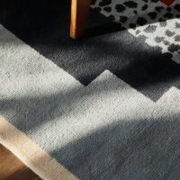 Tapis bleu design abstrait et moderne pour salon et séjour PUXU
