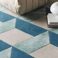 Tapis bleu et beige motifs géométriques en perspective PUXU