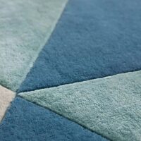 Tapis bleu et beige motifs géométriques en perspective PUXU