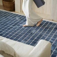 Tapis bleu grille à carreaux avec fond blanc style kilim PUXU