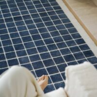 Tapis bleu grille à carreaux avec fond blanc style kilim PUXU