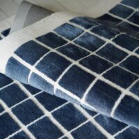 Tapis bleu grille à carreaux avec fond blanc style kilim PUXU