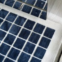 Tapis bleu grille à carreaux avec fond blanc style kilim PUXU