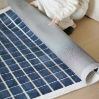 Tapis bleu grille à carreaux avec fond blanc style kilim PUXU