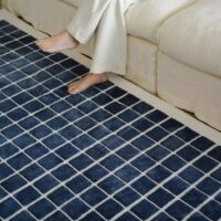 Tapis bleu grille à carreaux avec fond blanc style kilim PUXU