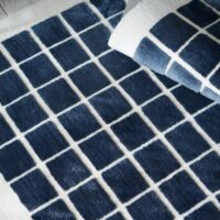 Tapis bleu grille à carreaux avec fond blanc style kilim PUXU