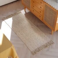 Tapis de couloir en fibre tressée à pompons beige et blanc SLOWLIFE