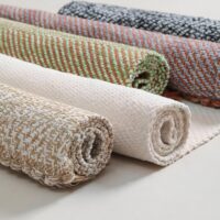 Tapis de couloir en fibre tressée à pompons beige et blanc SLOWLIFE