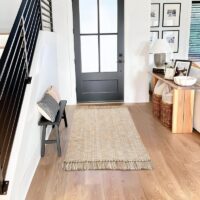 Tapis de couloir en fibre tressée à pompons beige et blanc SLOWLIFE