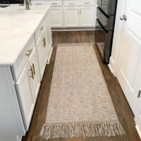 Tapis de couloir en fibre tressée à pompons beige et blanc SLOWLIFE