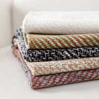 Tapis de couloir en fibre tressée à pompons beige et blanc SLOWLIFE