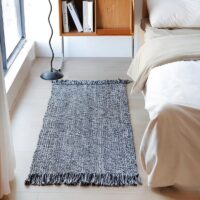 Tapis de couloir en fibre tressée à pompons gris et blanc SLOWLIFE