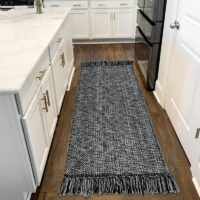 Tapis de couloir en fibre tressée à pompons noir et blanc SLOWLIFE