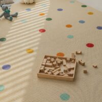 Tapis de jeux pour enfant en laine beige avec points de couleur BASIL