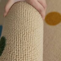 Tapis de jeux pour enfant en laine beige avec points de couleur BASIL