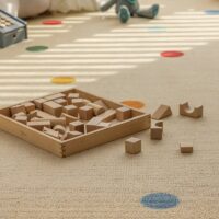 Tapis de jeux pour enfant en laine beige avec points de couleur BASIL