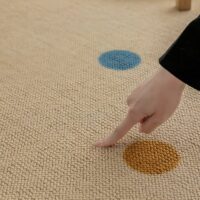 Tapis de jeux pour enfant en laine beige avec points de couleur BASIL