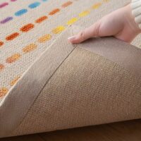 Tapis de jeux pour enfant en laine beige avec traits de couleur BASIL