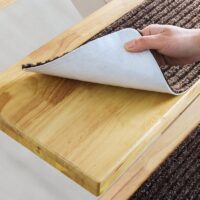 Tapis d’escalier marron à rayures auto-adhésif