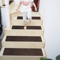 Tapis d’escalier marron à rayures auto-adhésif