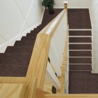 Tapis d’escalier marron à rayures auto-adhésif